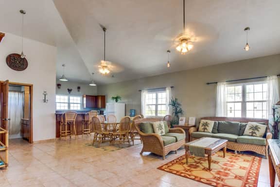 Stunning Ocean Views, Pool, Partial AC, Strong WiFi, & Oceanfront Location
