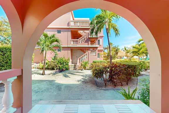 Peaceful dog-friendly condo w ocean view, shared pool, free WiFi & partial AC