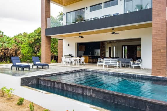 Luxurious villa with infinity pool, rooftop deck, kayaks & lagoon views