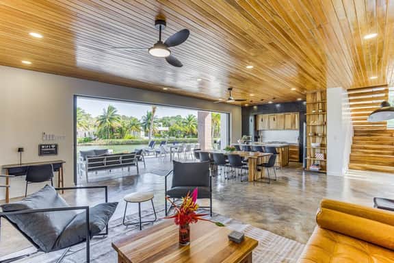 Luxurious villa with infinity pool, rooftop deck, kayaks & lagoon views