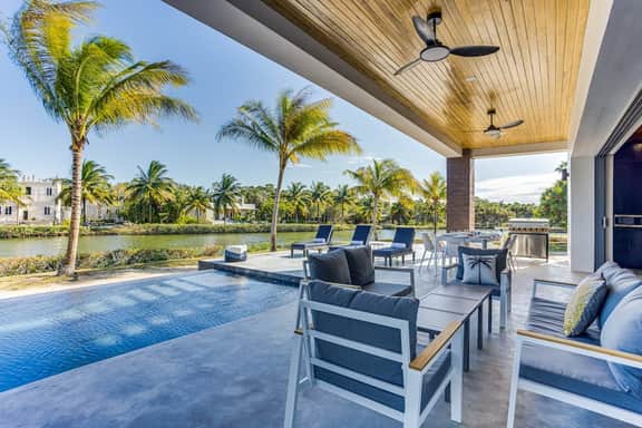 Luxurious villa with infinity pool, rooftop deck, kayaks & lagoon views