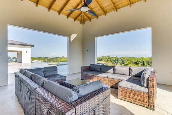 Luxurious villa with infinity pool, rooftop deck, kayaks & lagoon views