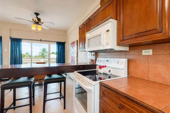 Apartment with WiFi, AC & shared outdoor pool - walk to the beach - Image 5