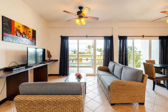 Apartment with WiFi, AC & shared outdoor pool - walk to the beach - Image 3