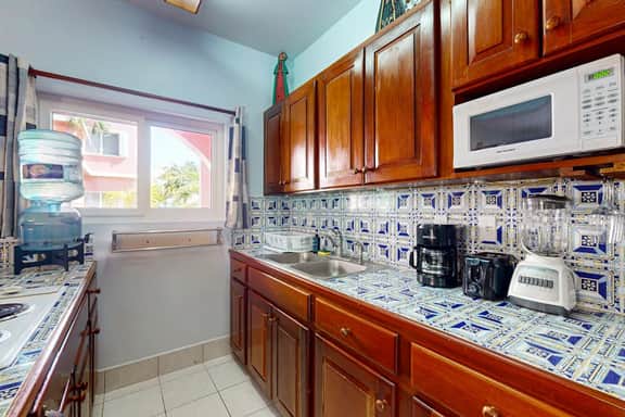 Peaceful dog-friendly condo w ocean view, shared pool, free WiFi & partial AC - Image 5