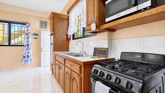 Cozy Dangriga Coastal Getaway with AC, In-Unit Laundry & Full Kitchen - Image 4