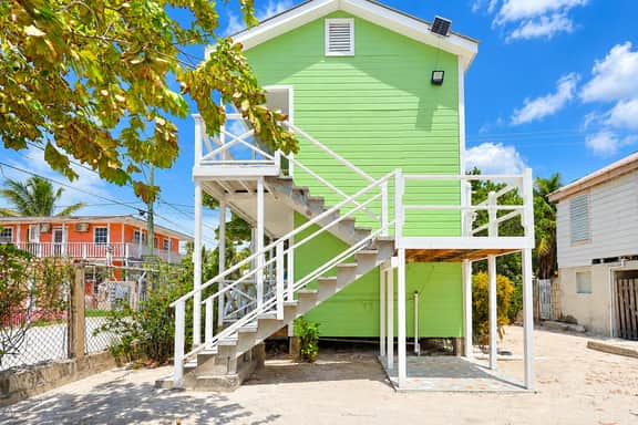 Central Caye Caulker Apartment with AC, Wi-Fi & Kitchen - Image 5