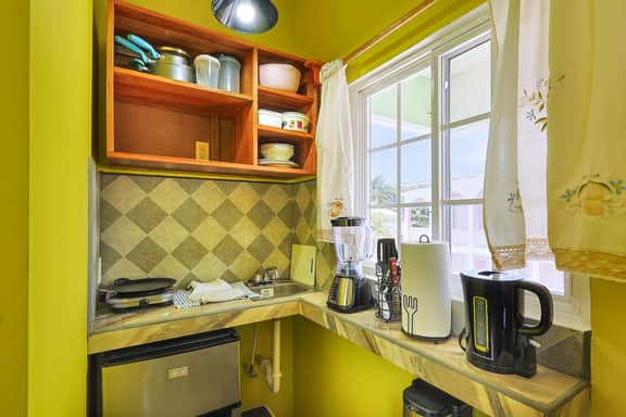 Cozy Caye Caulker Apartment in Central Location with AC & Kitchenette - Image 3