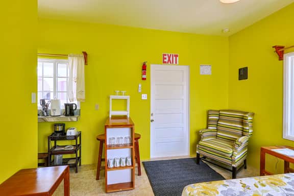 Cozy Caye Caulker Apartment in Central Location with AC & Kitchenette - Image 5