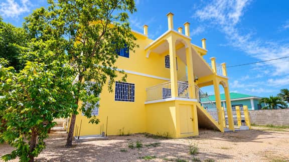 Coastal Dangriga Apartment with AC, In-Unit Laundry & Full Kitchen - Image 4