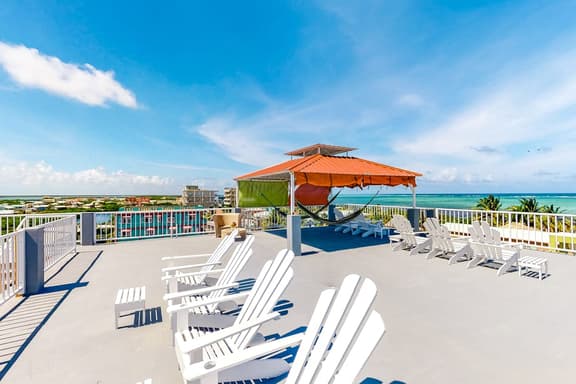 Ideally located apartment w WiFi, partial AC & shared rooftop - steps to the sea