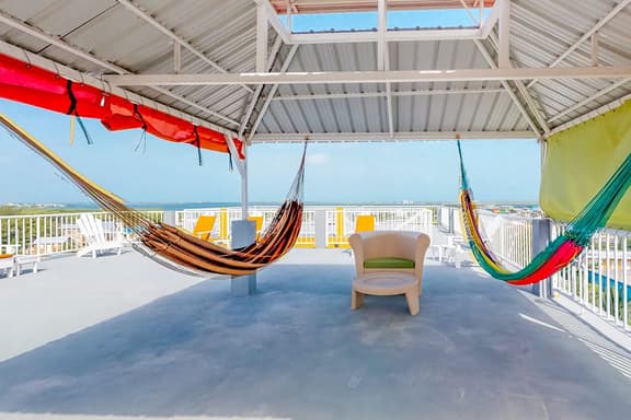 Apartment steps from the beach w amazing rooftop view - walk to town