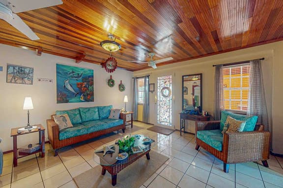 Family-friendly suite with beach access, Netflix, balcony & pool