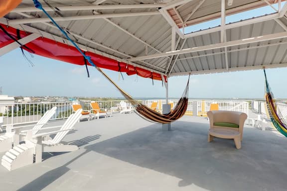 Charming apartment w amazing rooftop view, WiFi & partial AC - walk everywhere