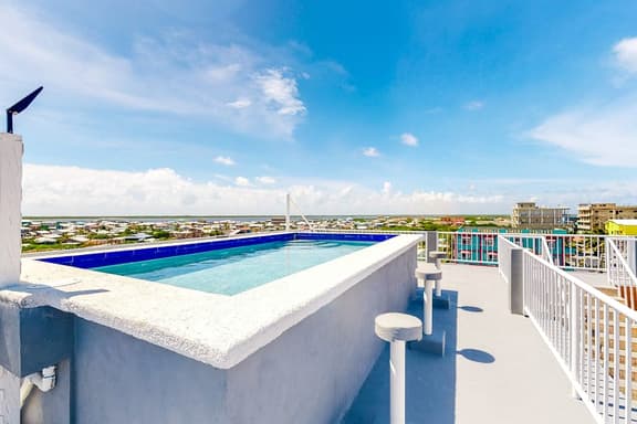 Inviting apartment w WiFi & partial AC - steps from the ocean, walk everywhere