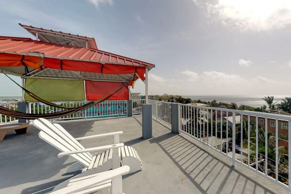 Charming apartment with ocean views from the rooftop, free WiFi & partial AC