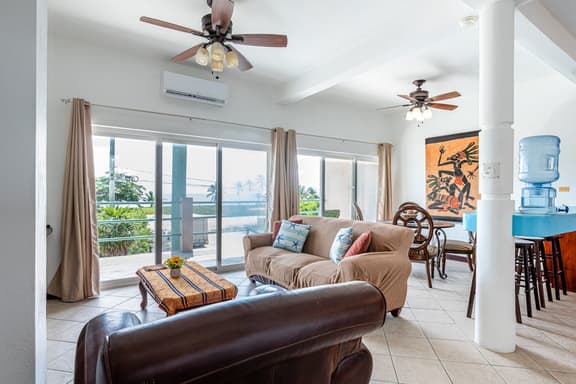 Beautiful condo w WiFi, central AC, shared pool & central location
