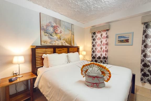 Perfectly located apartment w WiFi, AC, shared garden & pool - steps to seashore
