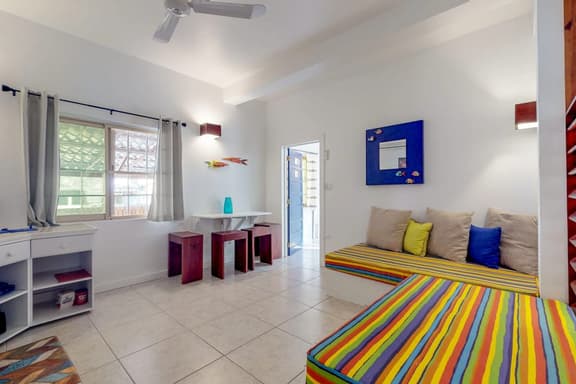 Tropical studio with partial AC & WiFi - 5 minutes to water taxis and the beach