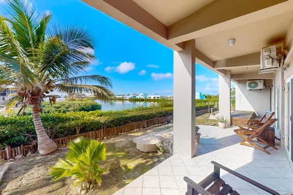 Vibrant, colorful lagoon-front suite with pool access, scenic patio, & WD