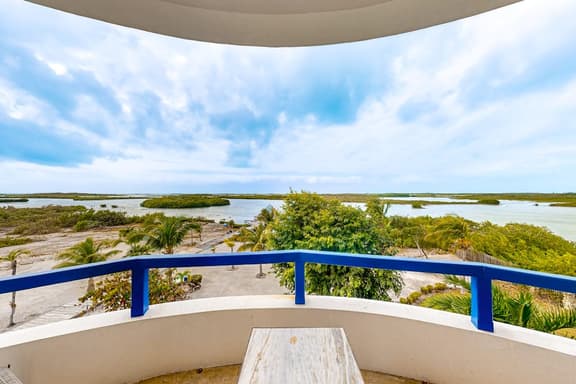 2BR Suite with spectacular veranda views, pool, WiFi and kitchen
