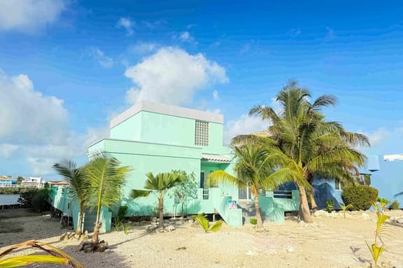 Escape to Paradise - Beautiful Lakeside Villa with pool access and WiFi