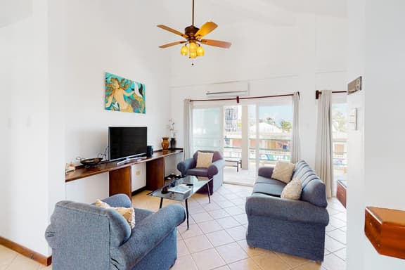 Lake-view condo with reef-view balcony, washer & dryer, pool & central AC