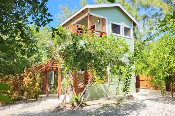 Beachfront abode with well-equipped kitchen - pool, beach, grill, & canoe access