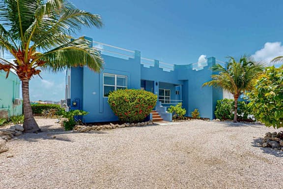 Waterfront villa with outdoor pool, washer dryer, & central AC
