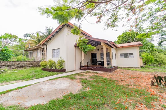 Tranquil single-level retreat with lush patio, hammock, & high-speed WiFi