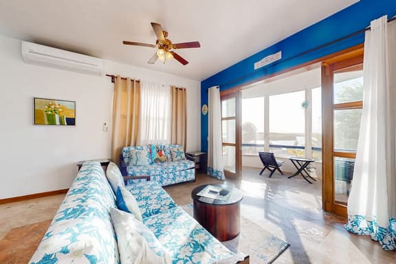 2 Bedroom family-friendly retreat with fully-equipped kitchen, WiFi & central AC