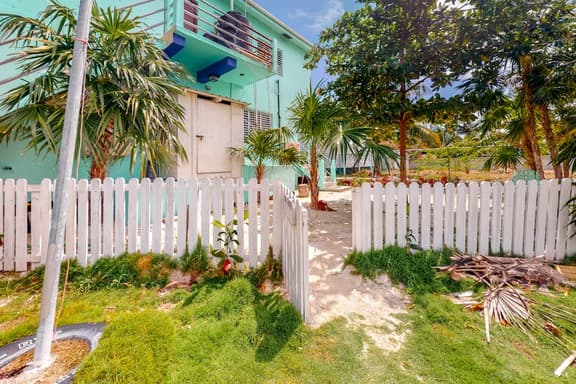 Cheerful, hotel-style studio w WiFi, picnic table, partial AC & bikes to use