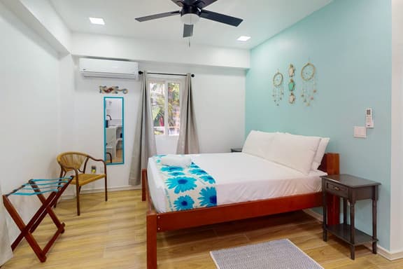 Cozy island cabana with central AC, bikes, BBQ area & walk-to-beach access