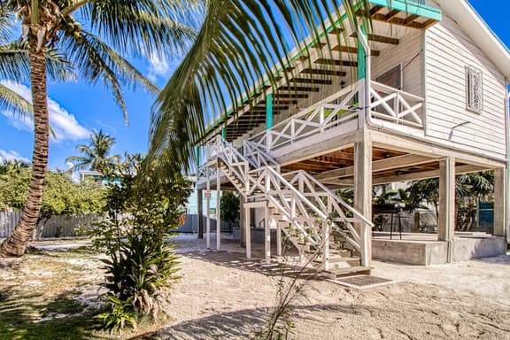 Tropical studio with hammock, shaded balcony, & enclosed yard
