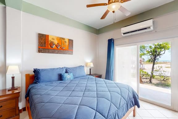 Spacious ground-floor condo with pool & patio - walk to ocean - Image 1