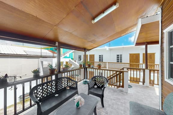 Charming island apartment with patio, full kitchen & fast WiFi near the beach