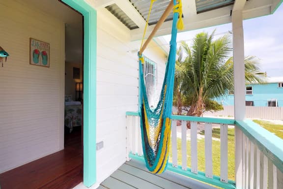Colorful studio cabana with WiFi, partial AC, yard & picnic area - walk to town