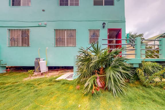 Hotel-style studio with kitchen, picnic area, free bikes, WiFi & partial AC