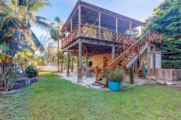 Charming guesthouse with balcony, hammock, WiFi & partial AC - walk to the beach
