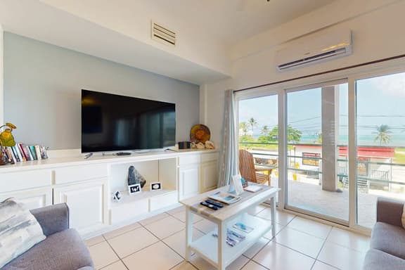 Lagoon-front suite w shared pool, ocean view, WiFi & central AC - near beaches