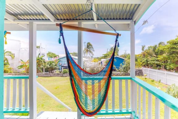 Cozy studio cabana with WiFi, partial AC, deck, yard, kitchenette & grill