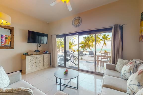 Beachfront condo with pool, amazing ocean view, & WD - near restaurants