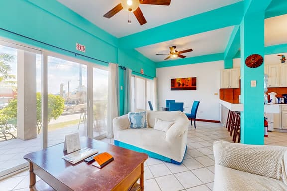Lagoon front apartment w shared pool - two minutes from the beach