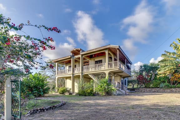 New Home w Balcony, WiFi, Partial AC & Great Neighborhood - Ideal for Day Trips