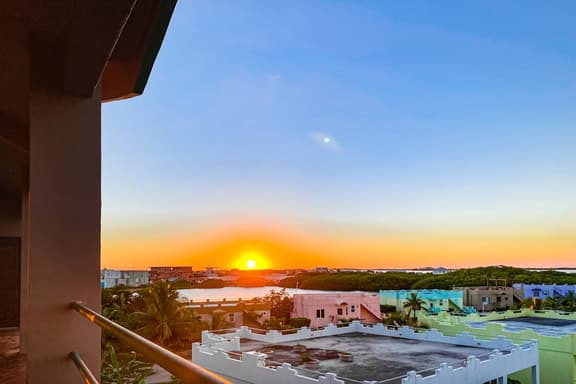 Lagoon-front suite with a balcony, breathtaking views, AC & a pool