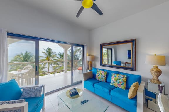 Oceanfront apartment on the beach with great ocean views, pool, WiFi & AC