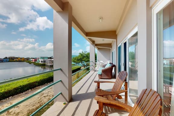 Renovated, oceanfront condo with balcony, AC & outdoor pool - snowbird-friendly