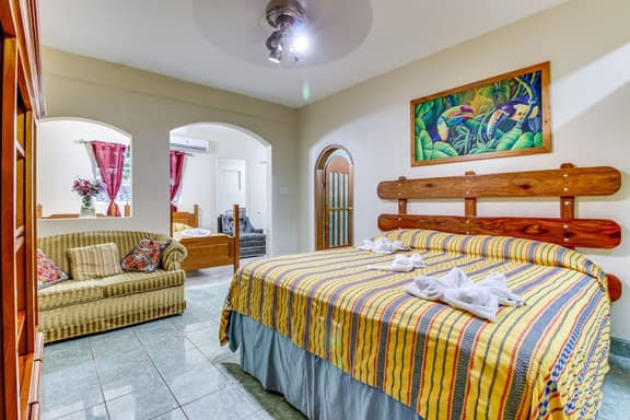Lovely Home Suite w Balcony, Great View, Shared Pool, AC & WiFi - Ideal for Day Trips