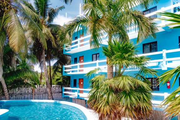 Cozy Suite for Two with WiFi, AC, Shared Pool, Grill & Sunsets from the Rooftop