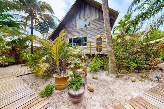 Two quiet oceanfront cabanas villa w private beach, dock, hammock, ocean view & WiFi